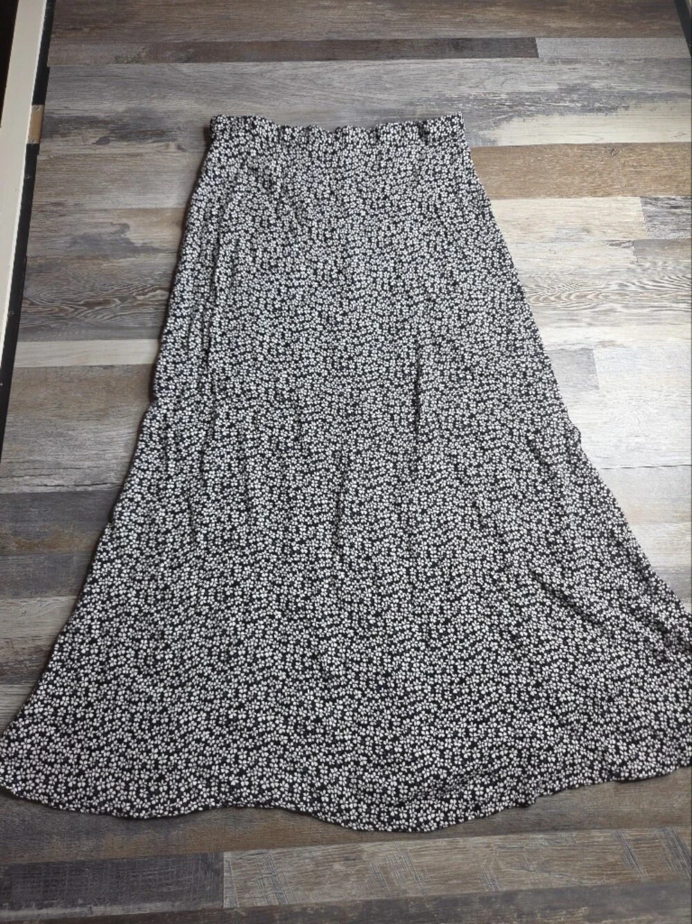 Reformation A-Line Long Bea Skirt Size 8 Black And White Daisy Flowers